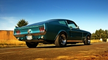 Синий Ford Mustang под безоблачным небом
